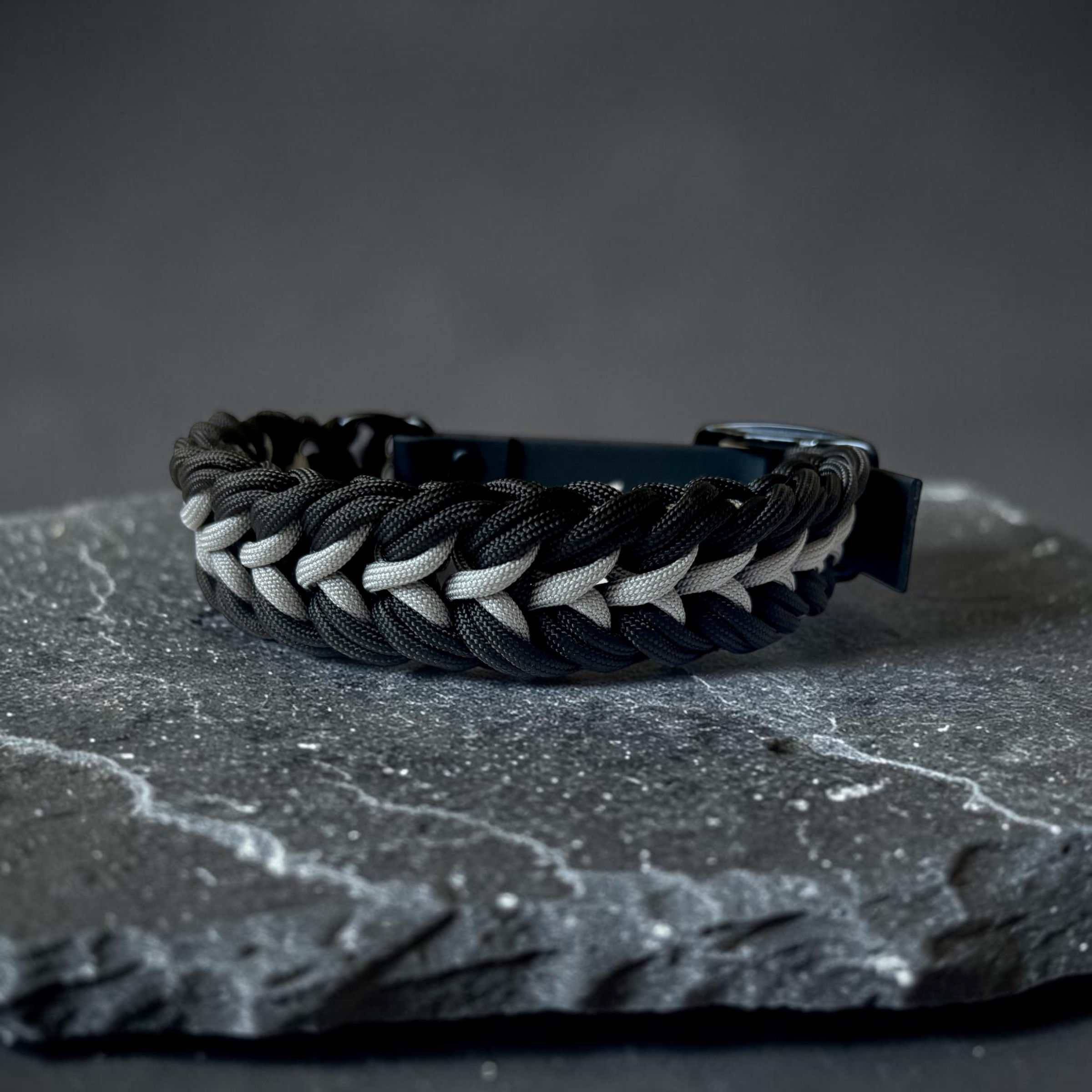 Paracord-Hundehalsband in Schwarz Grau