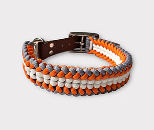 Paracord-Halsband für mittelgrosse Hunde mit der Knüpftechnik Wide Sanctified in weiss, orange und grau