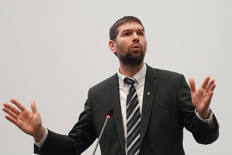 Anklager blev til håndslag i skelsættende dokument