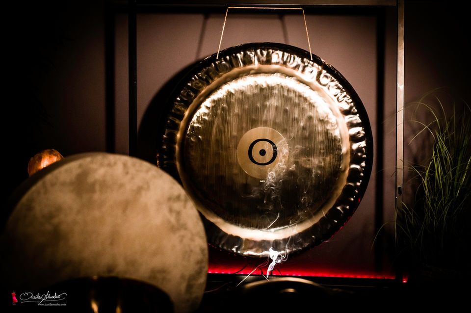 Willkommen bei Die Oase in Graz, Steiermark! Genieße eine erholsame Auszeit mit unserer Lomi Nui Massage und tauche ein in die Welt des Sound Healing und Bodywork. Erfahre ganzheitliche Behandlungen, die Körper, Geist und Seele in Einklang bringen. Entdecke Deine Oase der Entspannung und lass den Alltagsstress hinter Dir. Vereinbare noch heute Deinen Termin für pure Erholung.