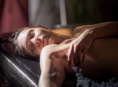 Willkommen bei Die Oase in Graz, Steiermark! Genieße eine erholsame Auszeit mit unserer Lomi Nui Massage und tauche ein in die Welt des Sound Healing und Bodywork. Erfahre ganzheitliche Behandlungen, die Körper, Geist und Seele in Einklang bringen. Entdecke Deine Oase der Entspannung und lass den Alltagsstress hinter Dir. Vereinbare noch heute Deinen Termin für pure Erholung.

#Entspannungsmassage
#Massagebehandlung
#Massagepraxis
#SoundHealing
#Klangtherapie
#Klangmassage
#Klangmeditation
#Bodywork
#Körperarbeit
#CranioSacraleTiefenentspannung
#HolistischesKörperpulsing