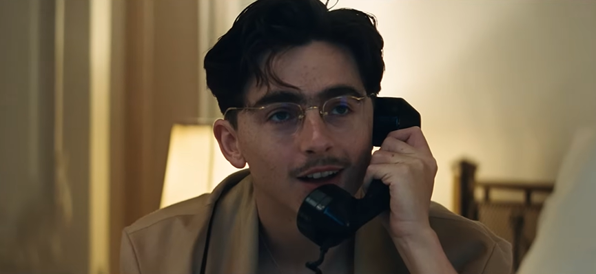 Timothée Chalamet como Marty Mauser