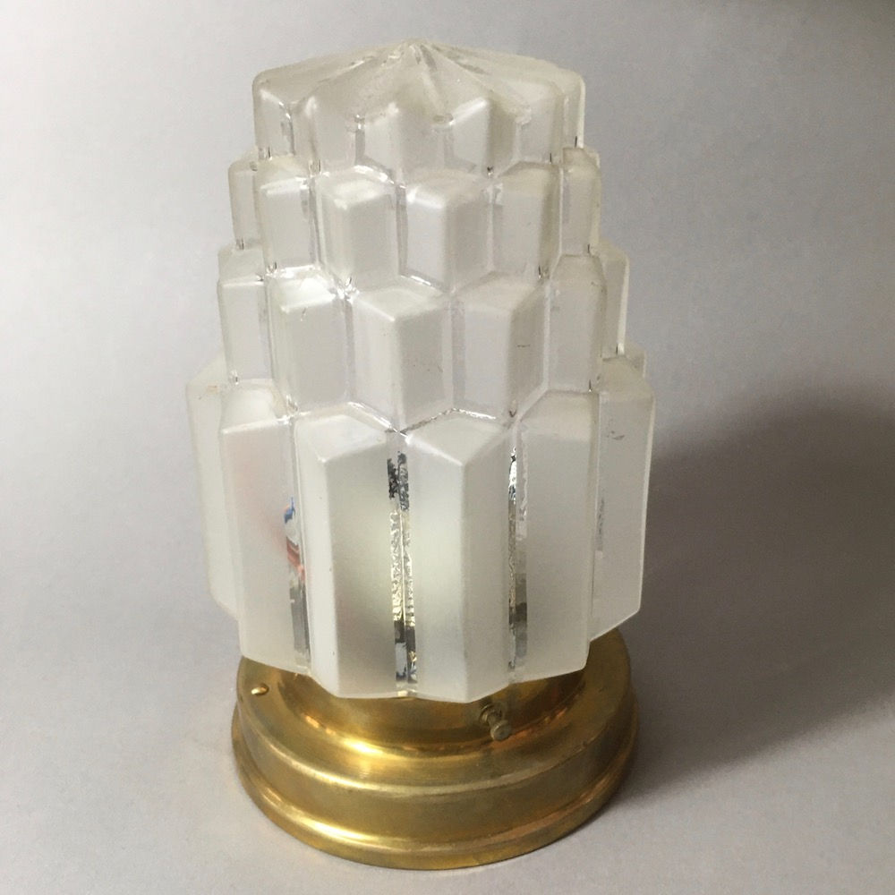 Art Deco Wandlampe Plafoniere Messing Satinglas und Klarglas Zapfenform
