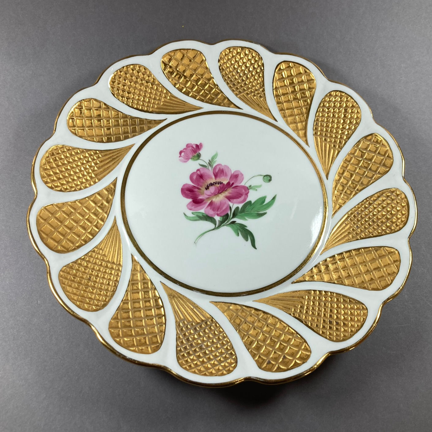 Meissen Prunk Teller mit rosa Blume Fächer Relief in Gold Pfeifferzeit