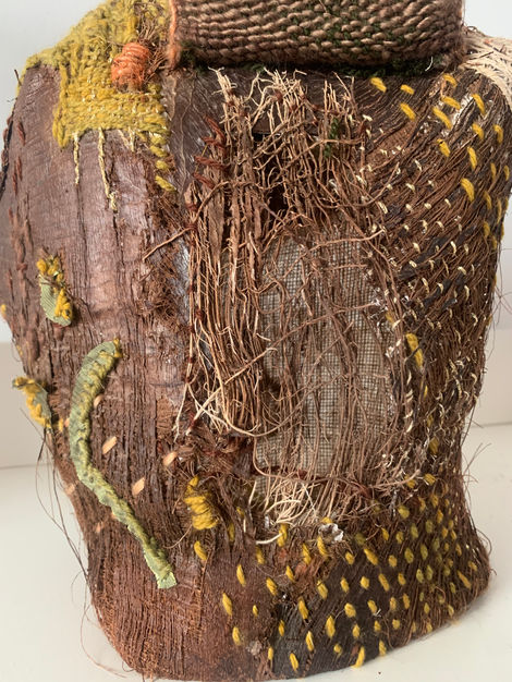 Work created using modified palm bark, sewing, embroidery, darning, and tapestry.
Mesures: 35 cm high by 18 cm wide and 15 cm deep.
Year: 2025