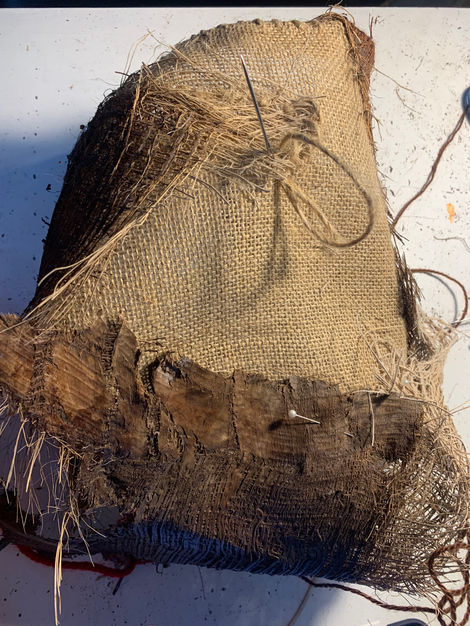 Work created using modified palm bark, sewing, embroidery, darning, and tapestry.
Mesures: 35 cm high by 18 cm wide and 15 cm deep.
Year: 2025