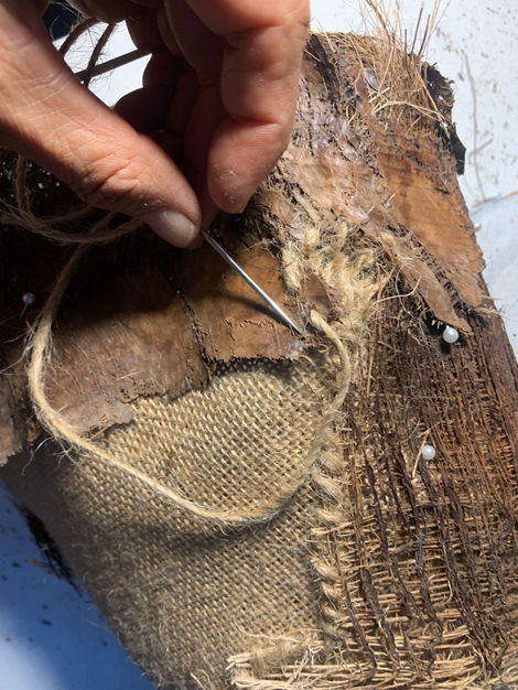 Work created using modified palm bark, sewing, embroidery, darning, and tapestry.
Mesures: 35 cm high by 18 cm wide and 15 cm deep.
Year: 2025