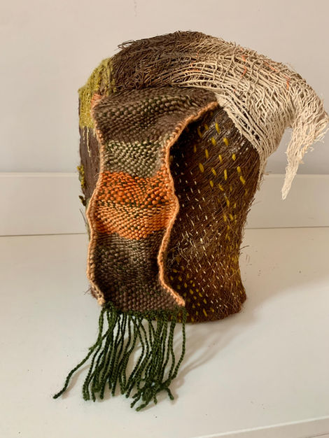 Work created using modified palm bark, sewing, embroidery, darning, and tapestry.
Mesures: 35 cm high by 18 cm wide and 15 cm deep.
Year: 2025
