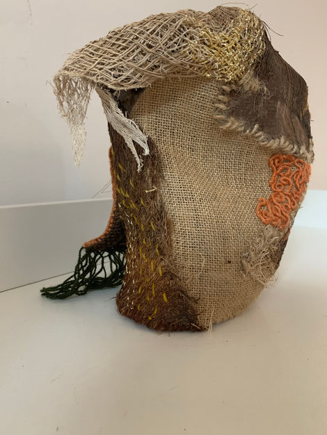 Work created using modified palm bark, sewing, embroidery, darning, and tapestry.
Mesures: 35 cm high by 18 cm wide and 15 cm deep.
Year: 2025