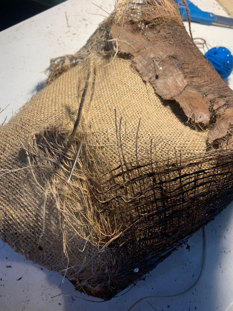 Work created using modified palm bark, sewing, embroidery, darning, and tapestry.
Mesures: 35 cm high by 18 cm wide and 15 cm deep.
Year: 2025
