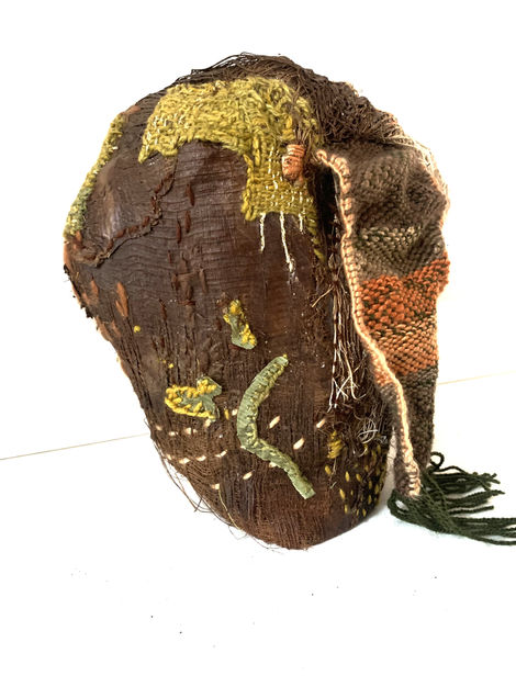 Work created using modified palm bark, sewing, embroidery, darning, and tapestry.
Mesures: 35 cm high by 18 cm wide and 15 cm deep.
Year: 2025