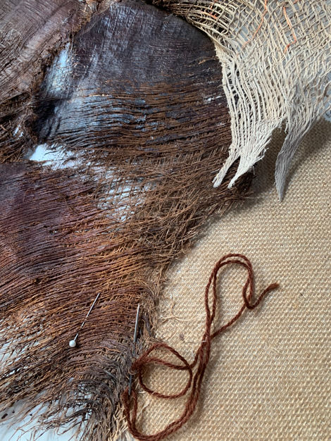 Work created using modified palm bark, sewing, embroidery, darning, and tapestry.
Mesures: 35 cm high by 18 cm wide and 15 cm deep.
Year: 2025
