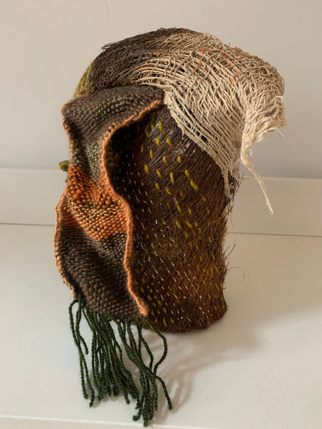 Work created using modified palm bark, sewing, embroidery, darning, and tapestry.
Mesures: 35 cm high by 18 cm wide and 15 cm deep.
Year: 2025