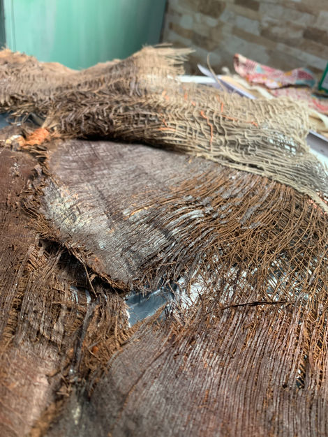 Work created using modified palm bark, sewing, embroidery, darning, and tapestry.
Mesures: 35 cm high by 18 cm wide and 15 cm deep.
Year: 2025
