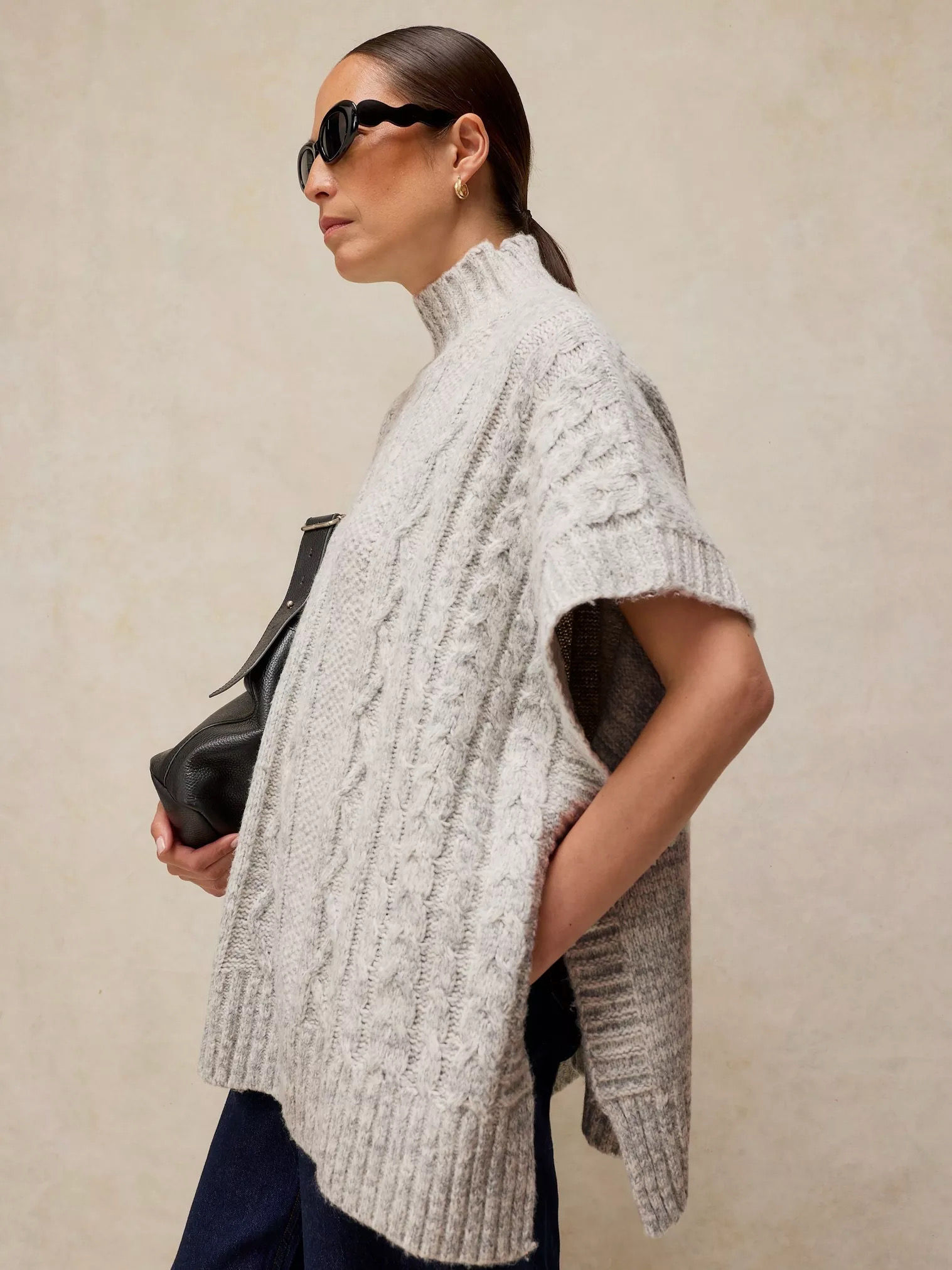PONCHO À POINTS TRANCHÉS en GRIS CLAIR