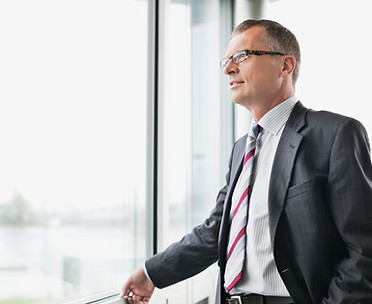 Geschäftsmann am Fenster