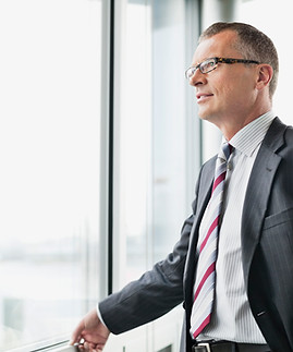 Geschäftsmann am Fenster