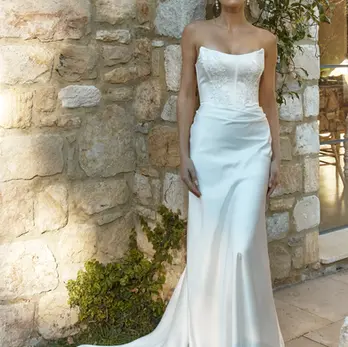 Strapless wedding dress