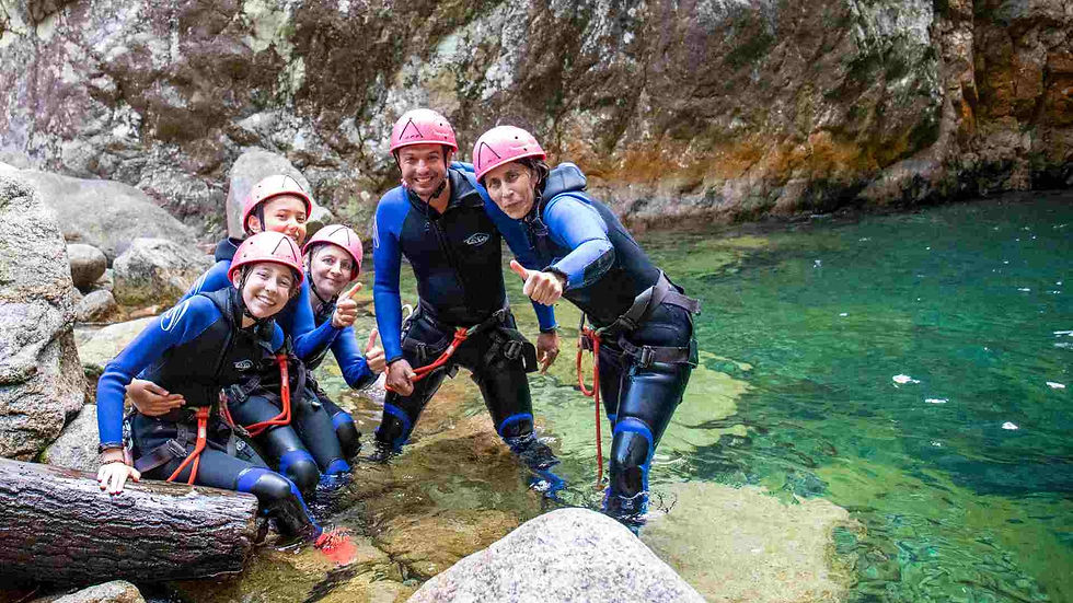 Aventurier en plein vol sur une tyrolienne, survolant les forêts corses avec une vue panoramique sur les montagnes.