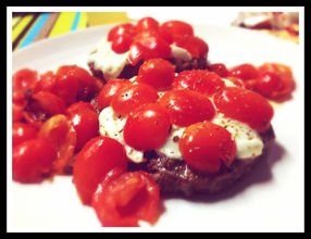 Hamburger con mozzarella filante e pomodorini