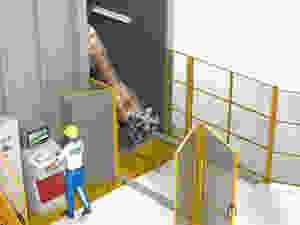 Homem utilizando máquina automática de shot peening com robô