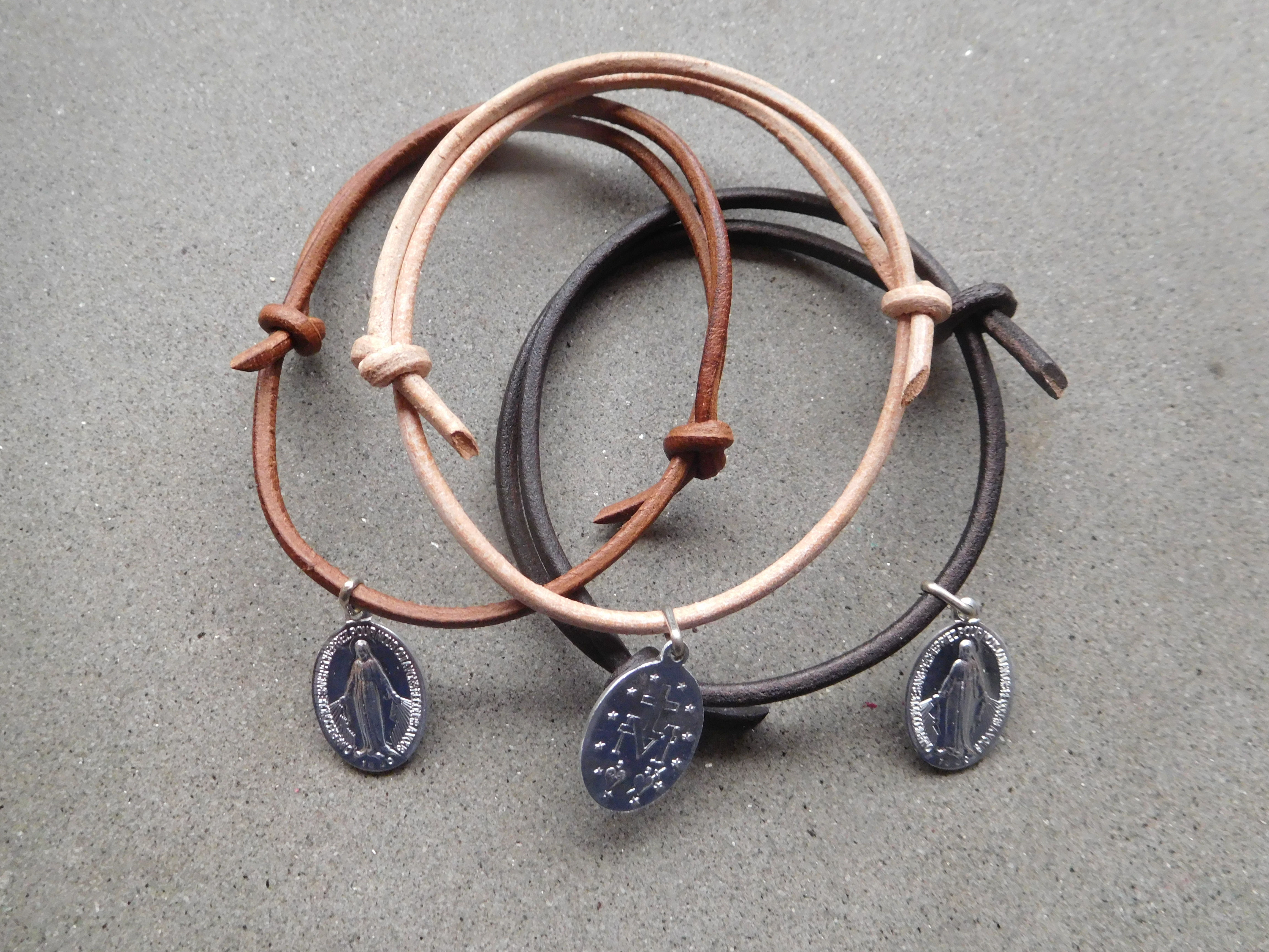 Braccialetto cuoio semplice con medaglia