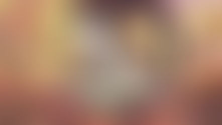 Un capricorno che corre tra le montagne con lunga pelliccia bianca e un mazzafrusto stretto tra i denti