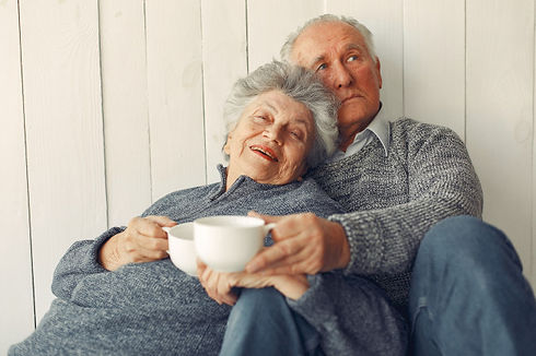 elegante-pareja-ancianos-sentados-casa-p