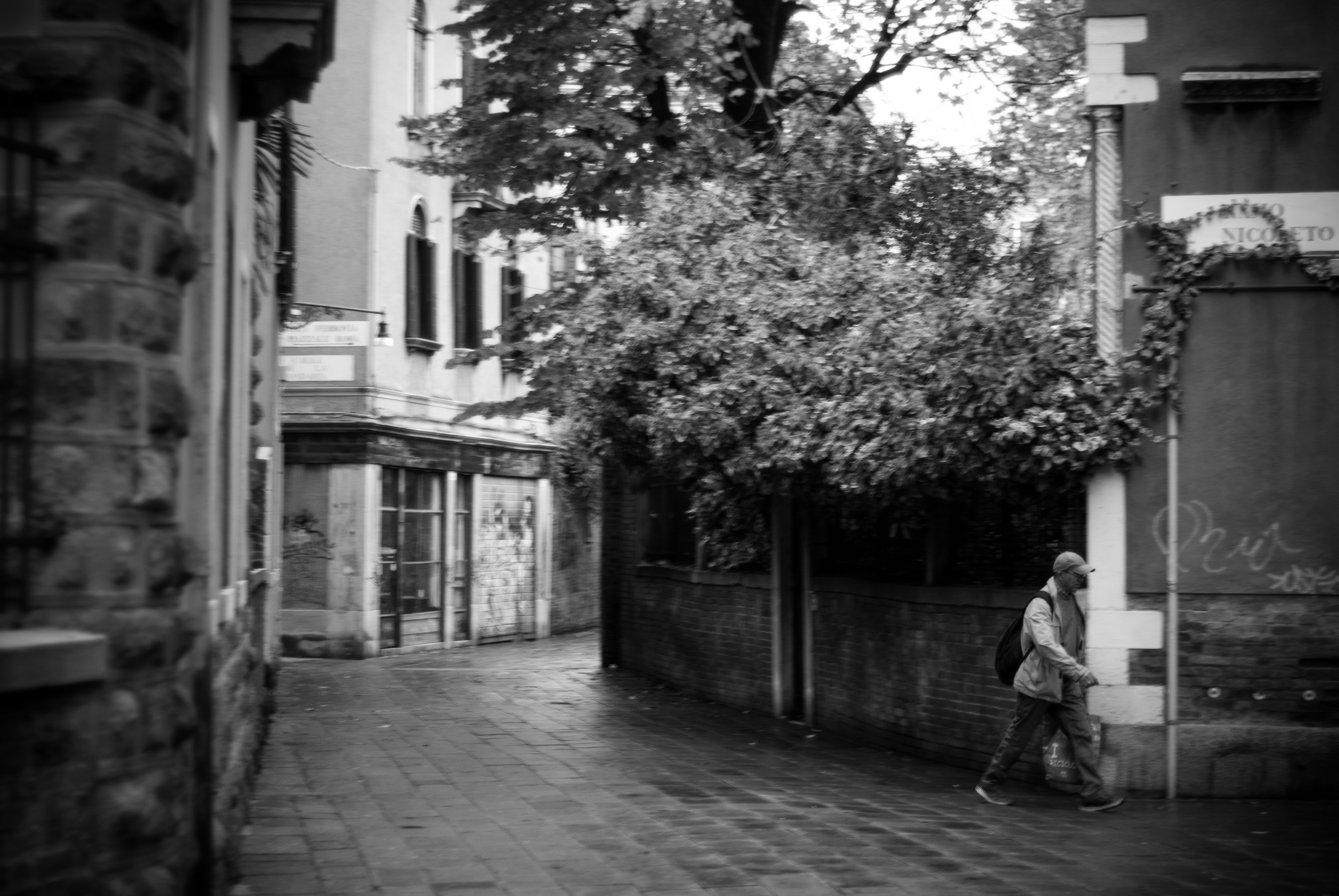 Le Passant Pressé