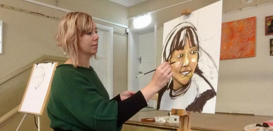 Artist Niki Koeppl painting