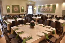 סידור סביב שולחנות