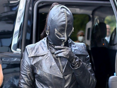 Bisa Tebak Siapa Selebriti di Balik Kostum Ini?