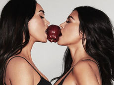 Foto Seksi Kourtney Kardashian & Megan Fox di Kampanye SKIMS