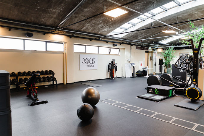 Moderne fitnessruimte van 201FitLab sportschool 201FysioSport in Haarlem.