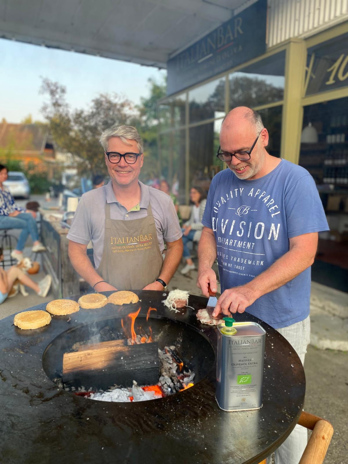ItalianBar-BBQ-Team in Action mit Smash-Burger, Iberico Spieße und Olivenölbrot