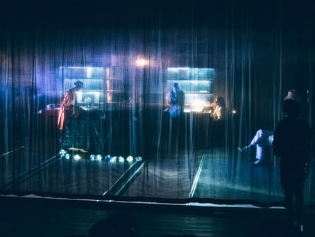 Kaddish, la femme chauve en peignoir rouge au Théâtre de Sartrouville.