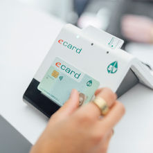 E-Card wird unkompliziert beim Check-in eingelesen – schneller Ablauf ohne Stress