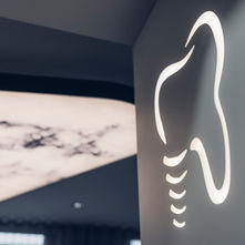Leuchtendes Zahn-Logo der Zahnärzte Dr. Mätzler in Dornbirn