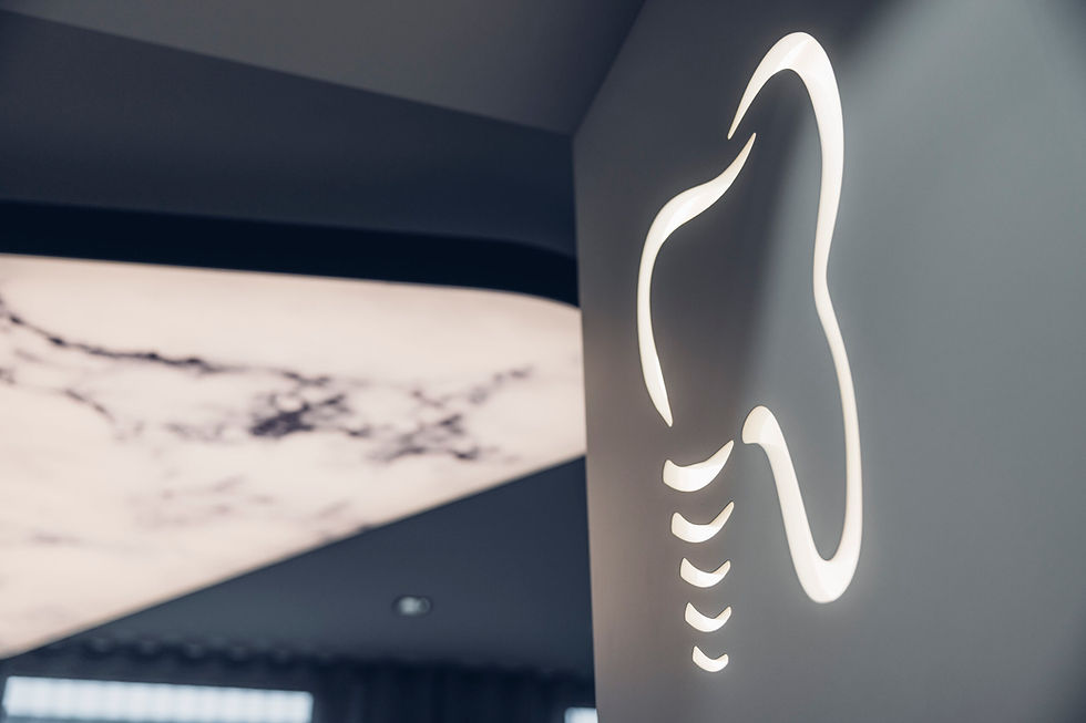 Leuchtendes Zahn-Logo der Zahnärzte Dr. Mätzler in Dornbirn
