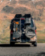 Van Volkswagen équipé du porte-matériel SKEP avec porte-roue, porte-jerrican avec robinet, porte-out