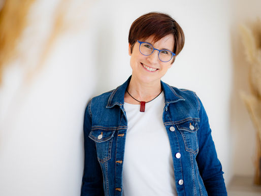 Frau mit blauer Jeansjacke