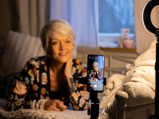 Eine Frau fotografiert sich mit ihrem Smartphone.