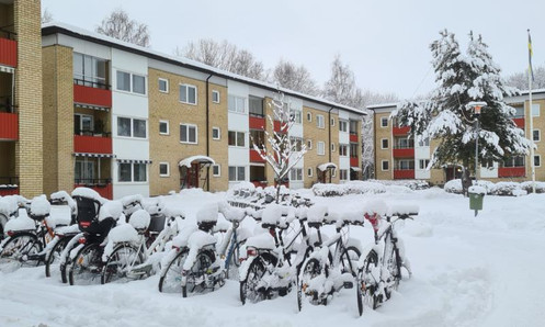 Snöiga cyklar bostadsområde nyårsafton 2023