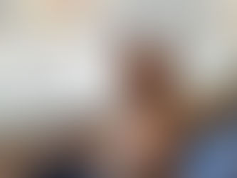 Katt tittar på snön