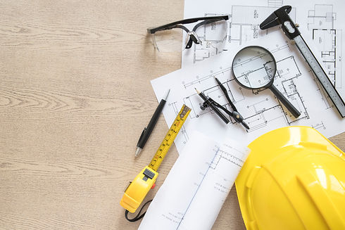 hardhat-perto-de-esquemas-e-ferramentas.jpg