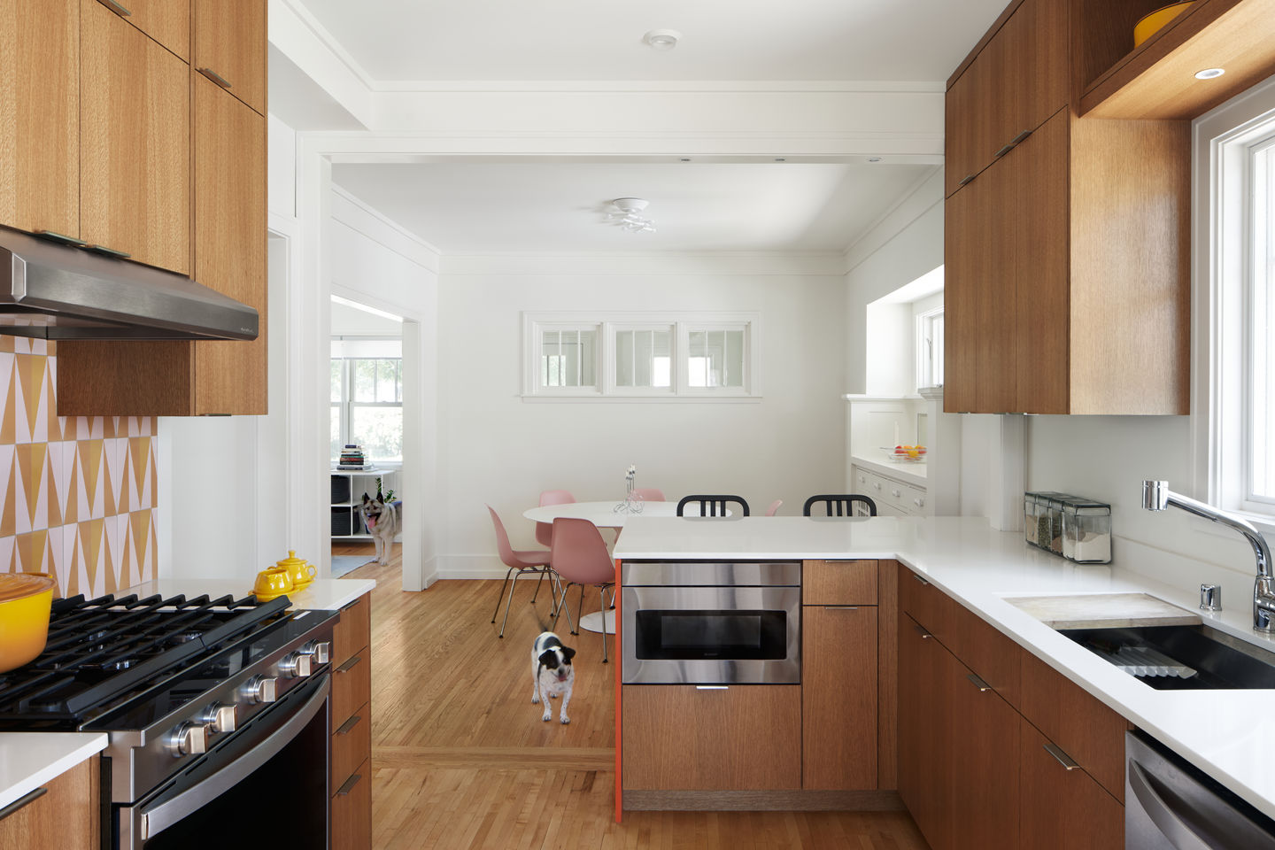 08_RoundThree_CrowResidence_KitchenIntoDining_DSC4536-WithDogs.jpg