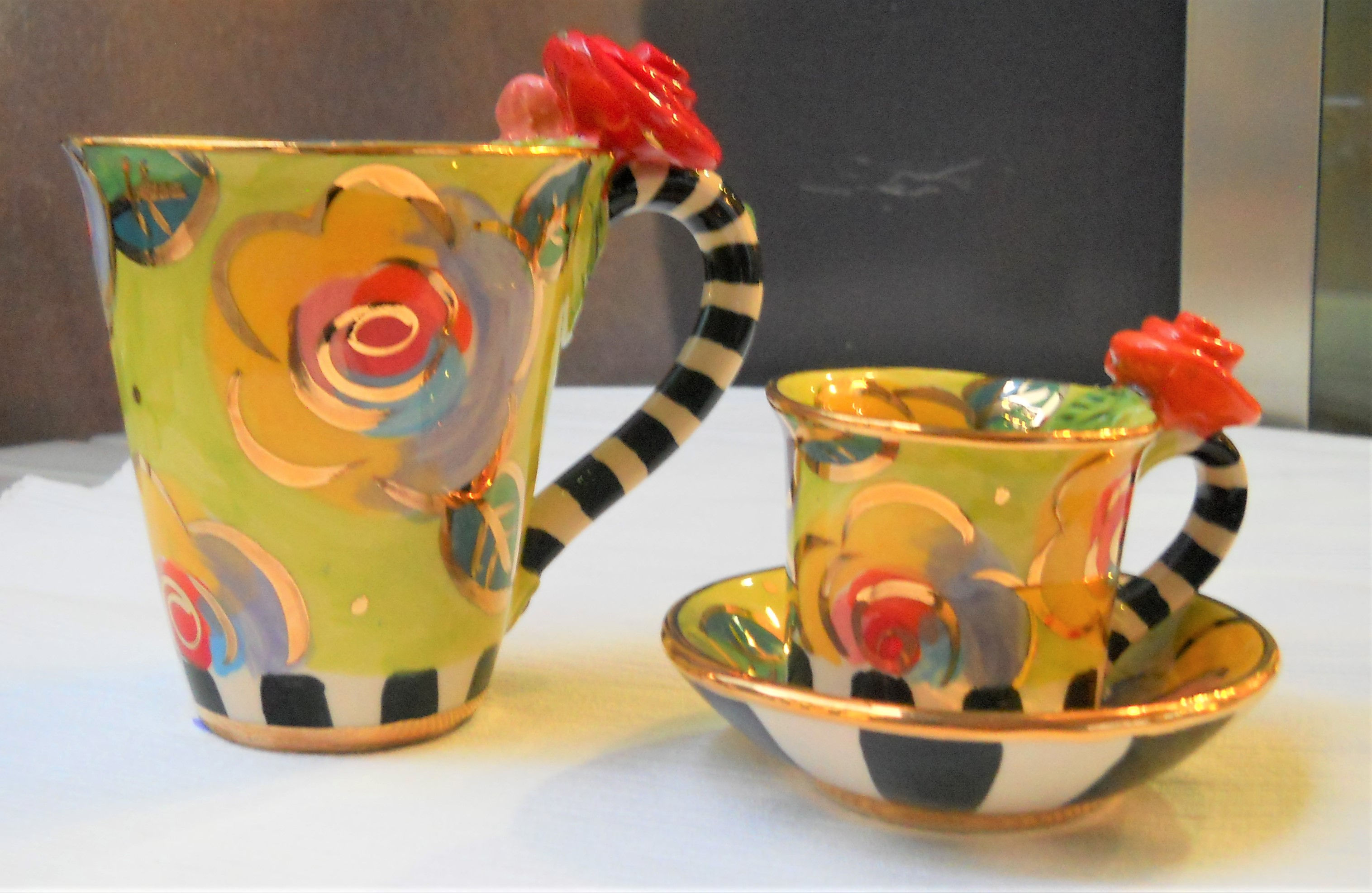 Tasse  konisch mit Blumenmuster, gestreiftem Henkel und roter Rose