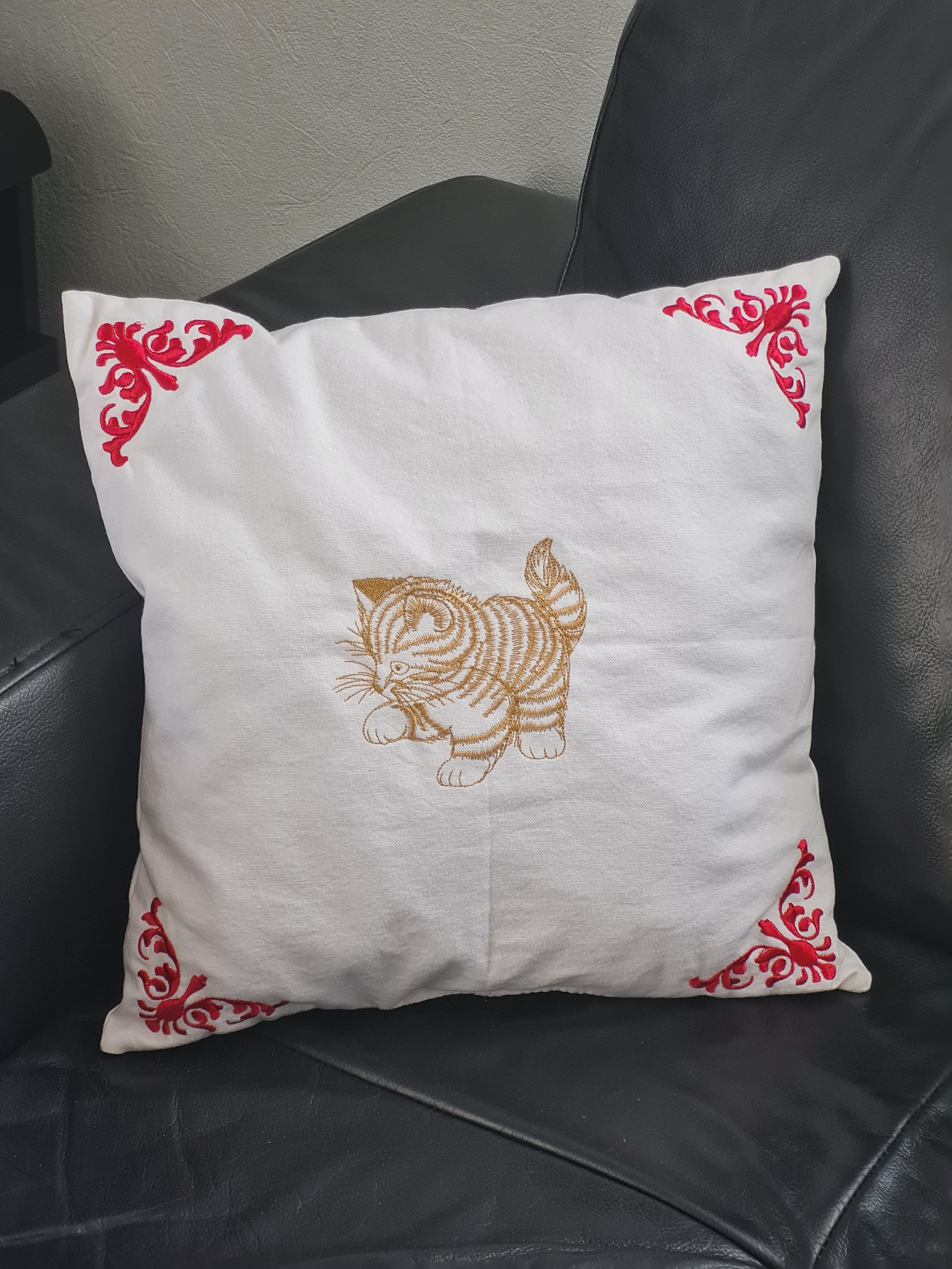 coussin brodé chat tigré