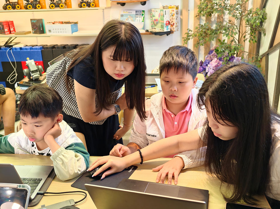 同學在機械人教育中心BrainStation進行教學