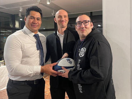 3 personnes avec un ballon de rugby